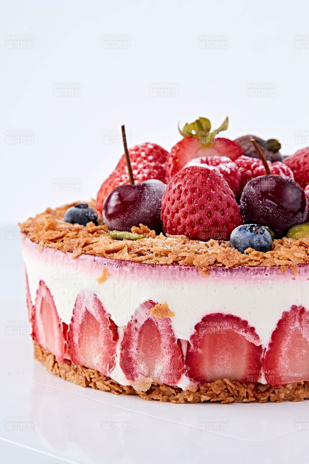 鮮水果點綴的鮮奶慕斯草莓烤堅果生日蛋糕