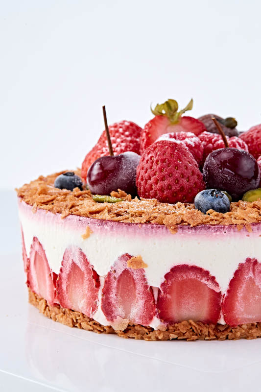 鲜水果点缀的鲜奶慕斯草莓烤坚果生日蛋糕