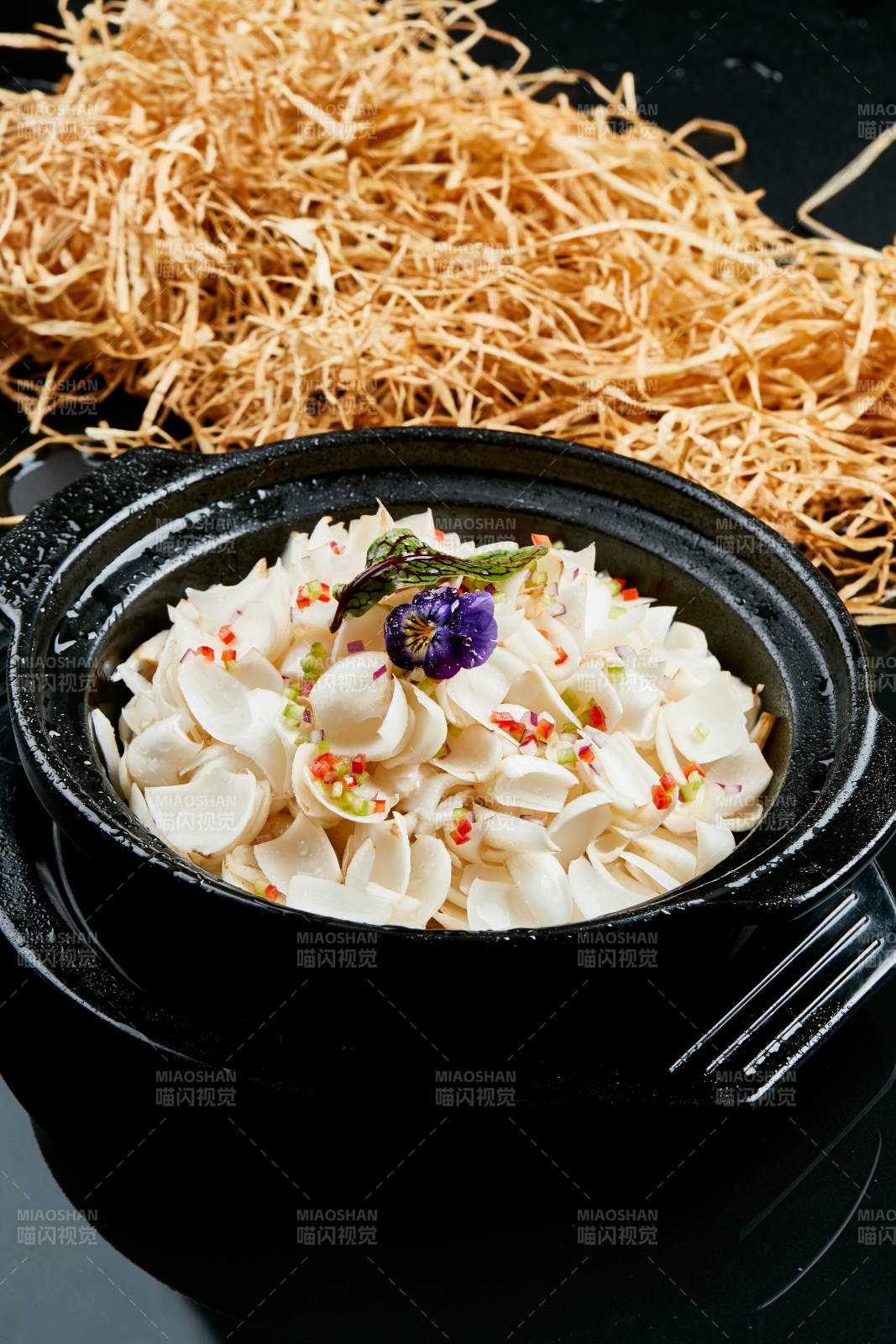 黑色砂鍋裝的濃湯百合砂鍋煲