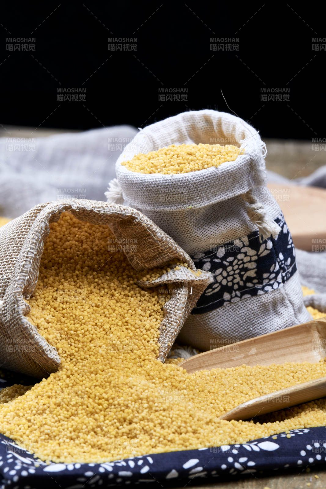 质量上乘的金黄小米粟米