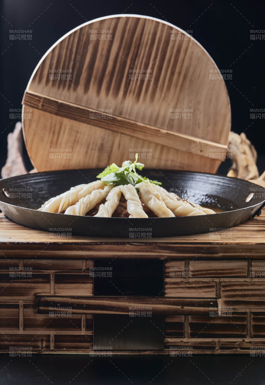 精美餐具装的铁锅炖柴鸡块配面花卷棍儿