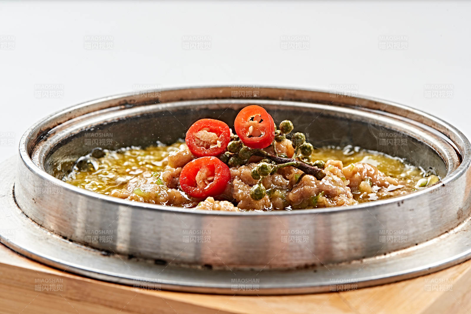 不銹鋼餐具裝的椒麻沸騰牛肉