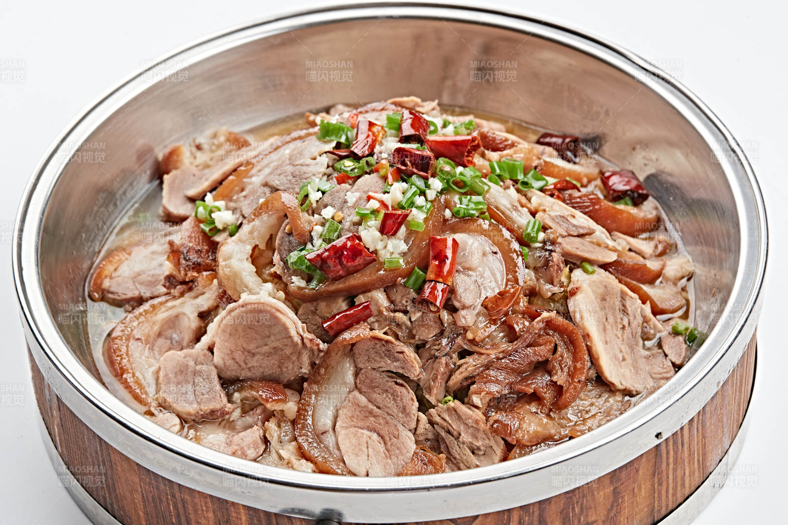 不锈钢餐具装的蒜香麻辣熏肘花