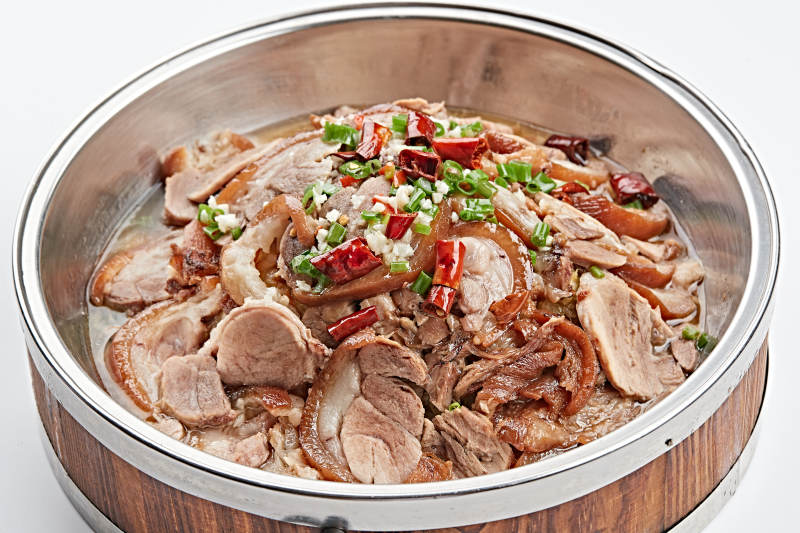 不锈钢餐具装的蒜香麻辣熏肘花