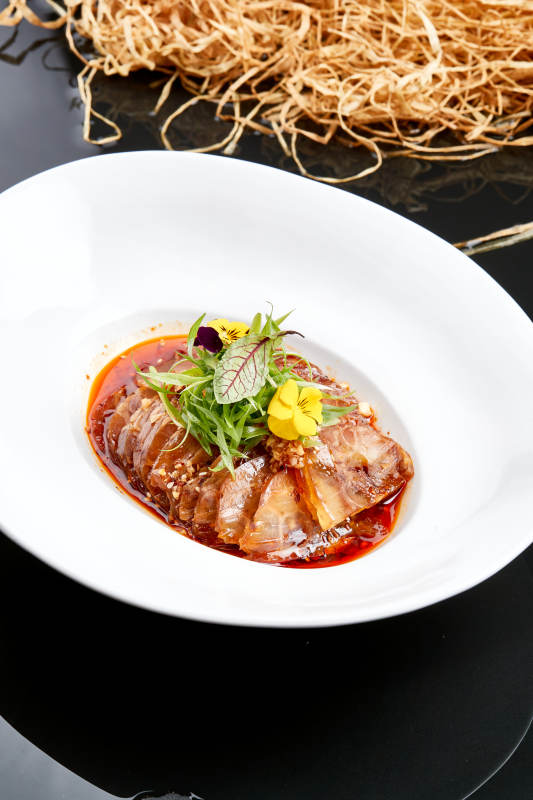 白色瓷盘装的红油牛腱