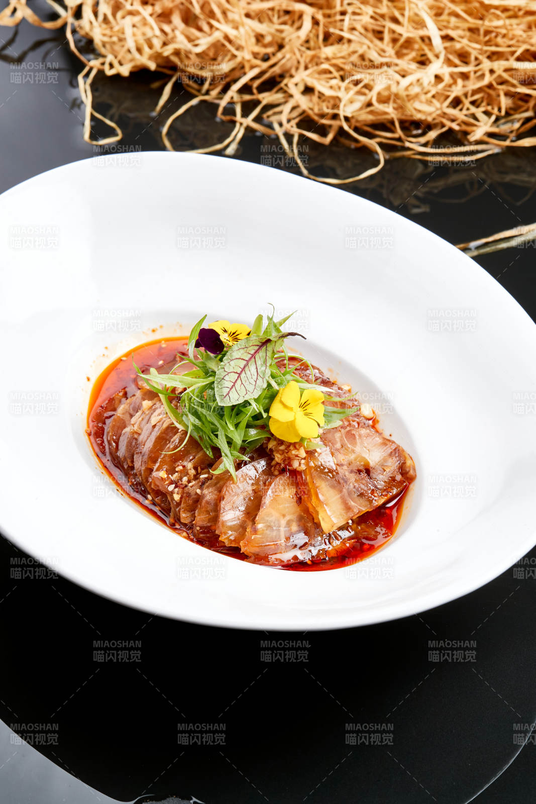 白色瓷盤裝的紅油牛腱