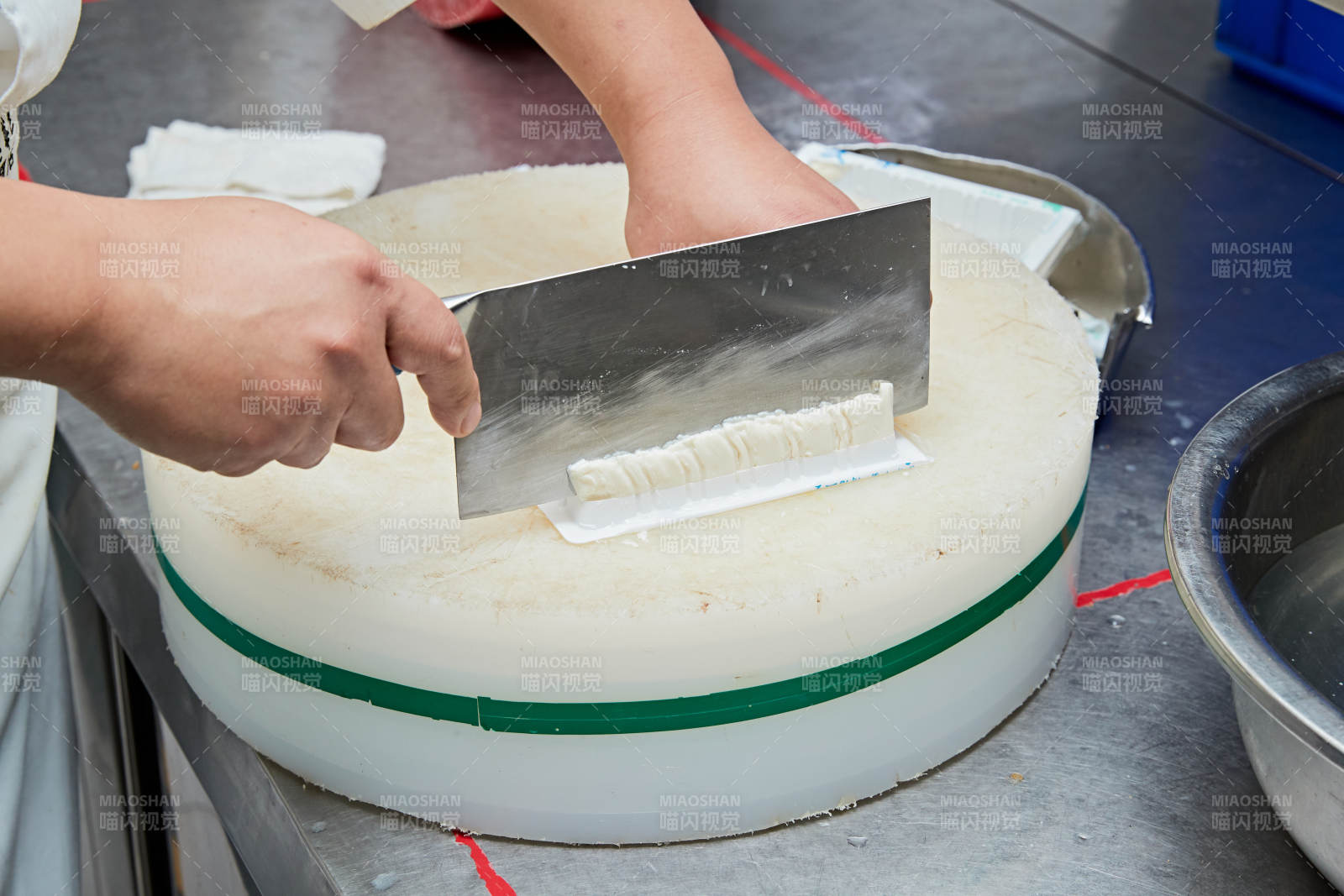 人與食物緊張忙碌的中餐廚房