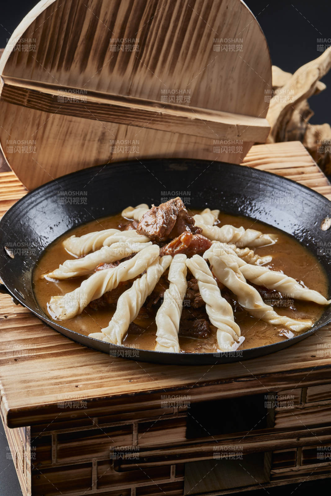 精美餐具装的铁锅炖柴鸡块配面花卷棍儿