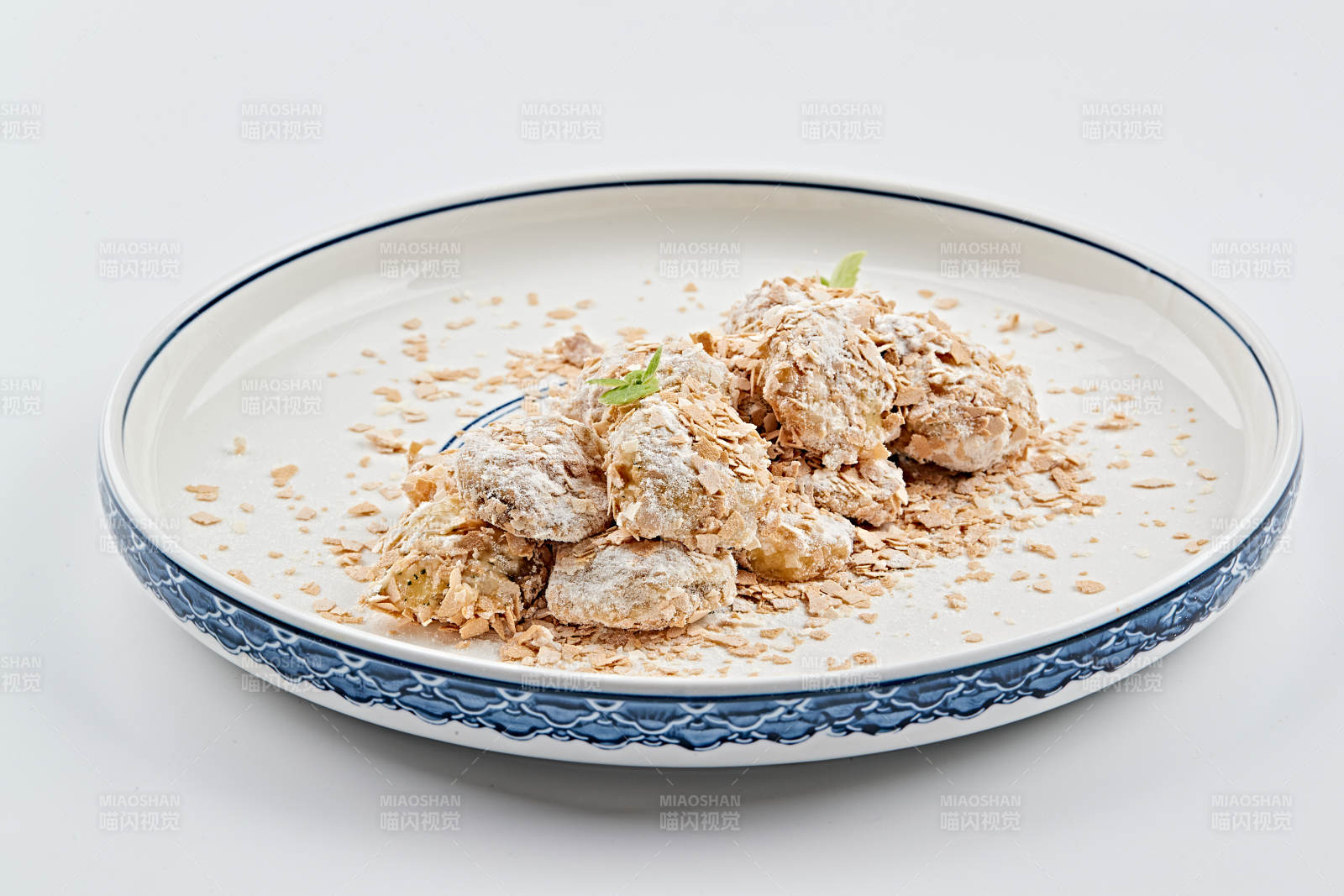 白色青花瓷盤裝的香甜麥片炸茄盒