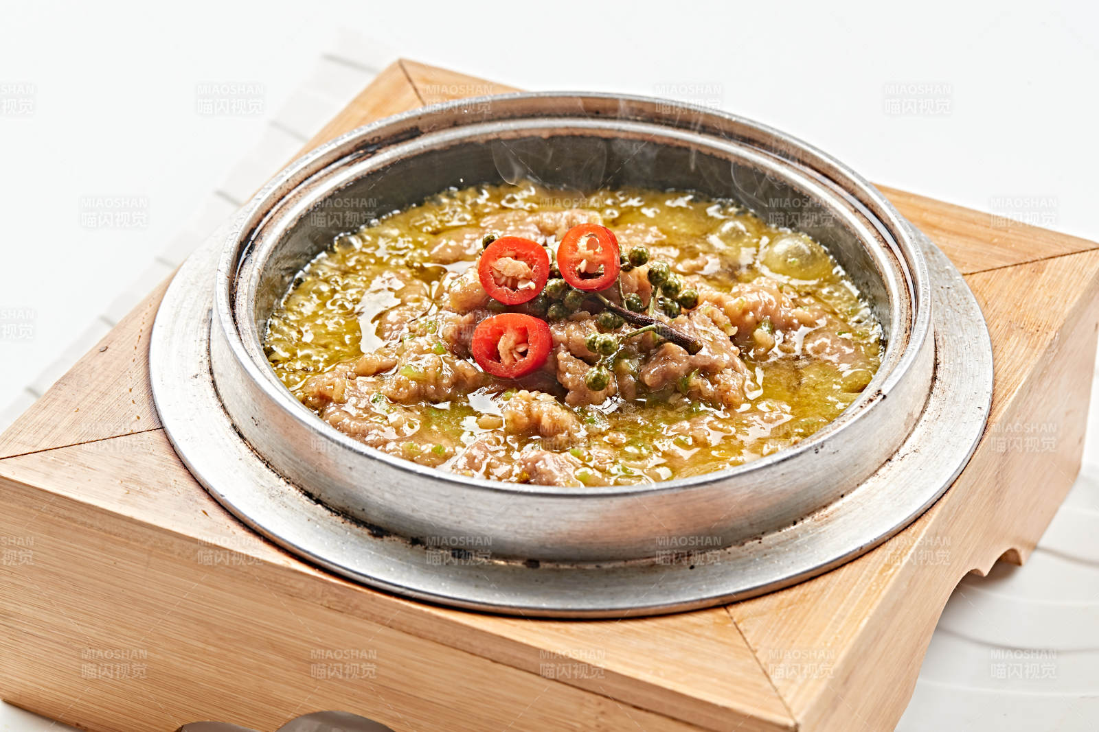 不銹鋼餐具裝的椒麻沸騰牛肉