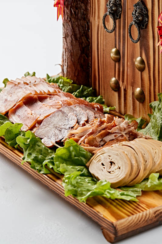 艺术餐具上摆放的传统熏酱拼盘