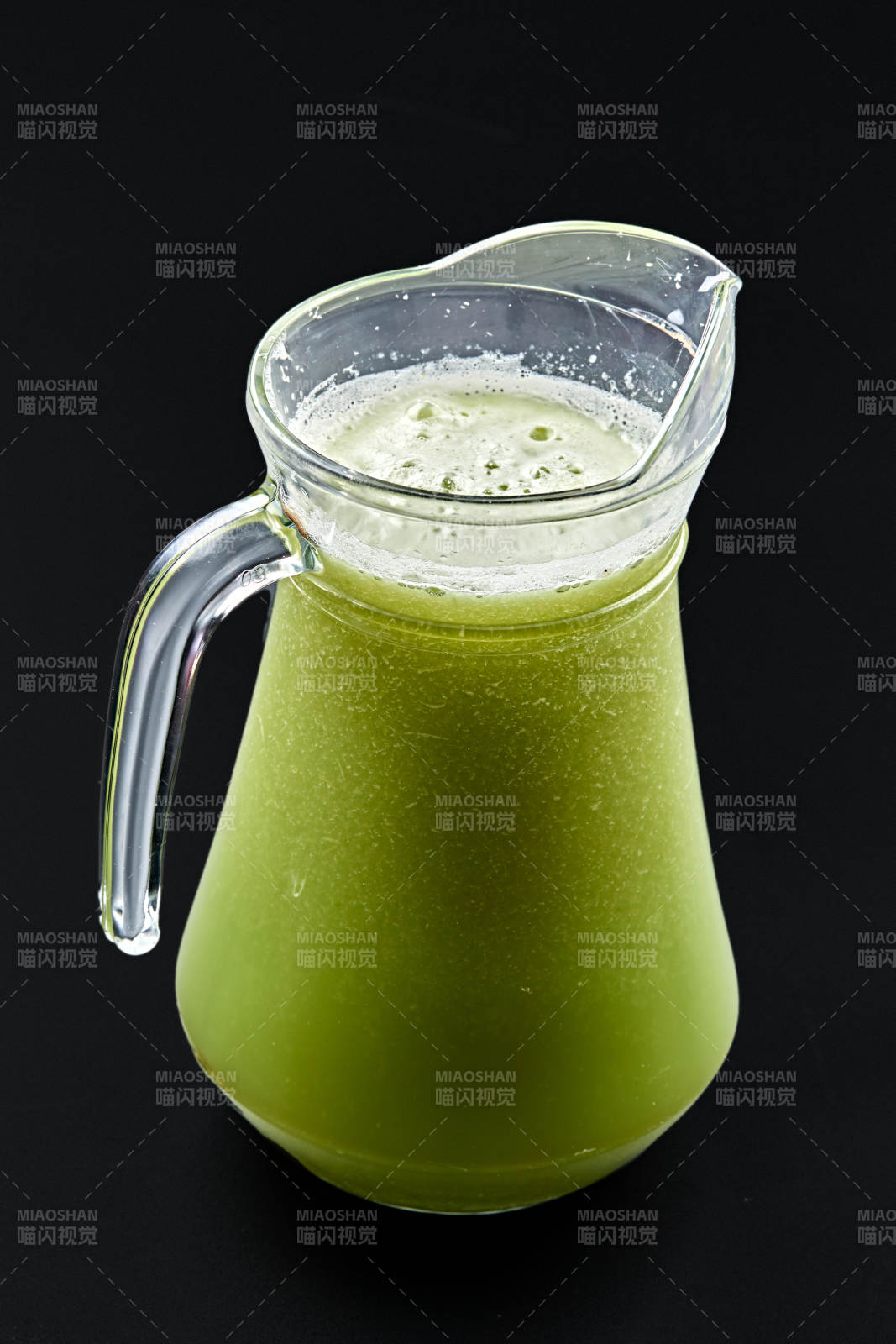 玻璃器皿装的鲜榨西芹汁