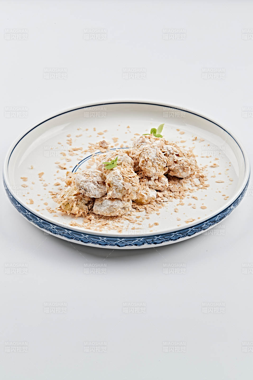 白色青花瓷盤裝的香甜麥片炸茄盒