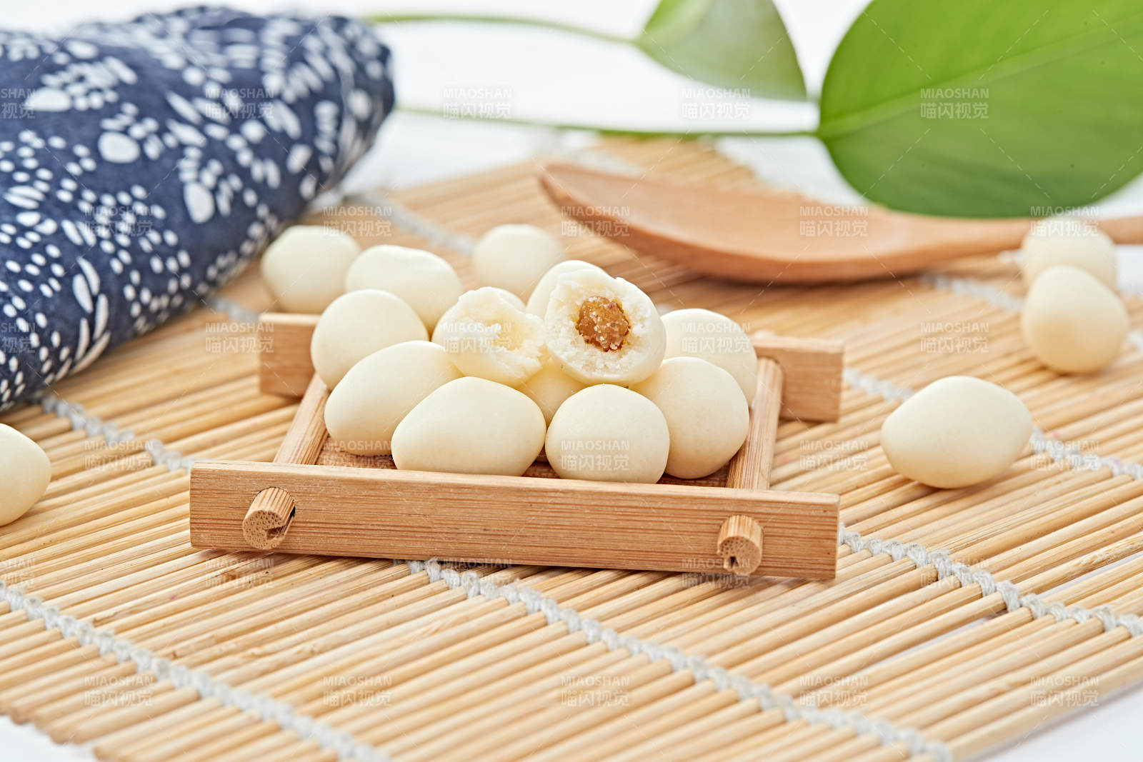 浓香甜美滋味浓郁的蒙族牛奶制品特写