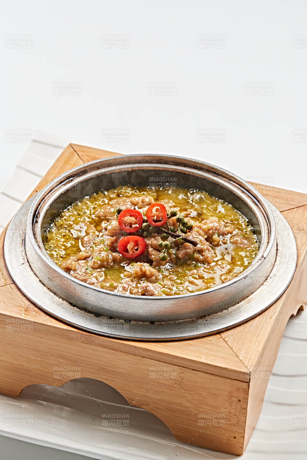 不銹鋼餐具裝的椒麻沸騰牛肉