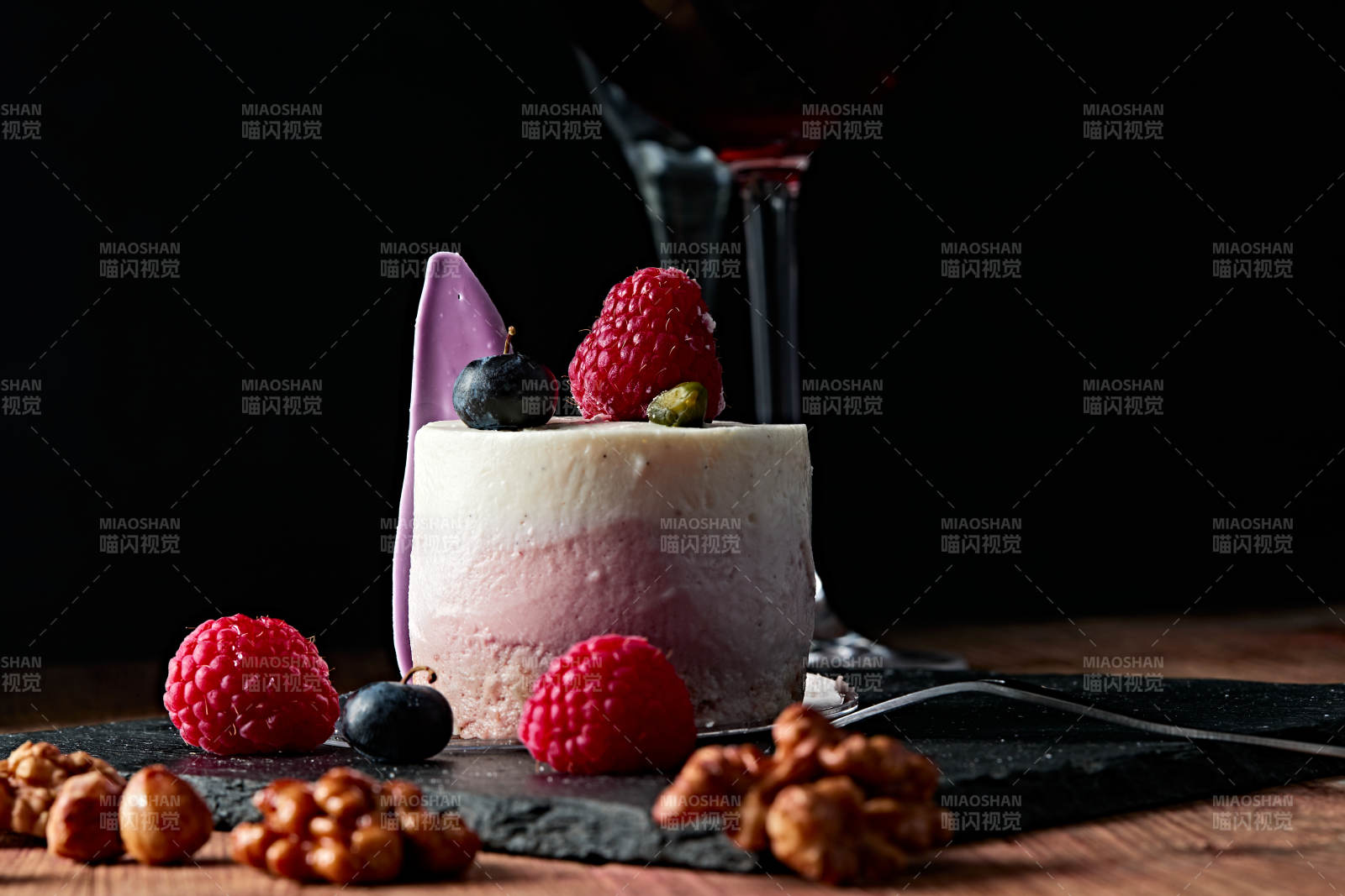 蓝莓草莓鲜奶慕斯香芋蛋糕