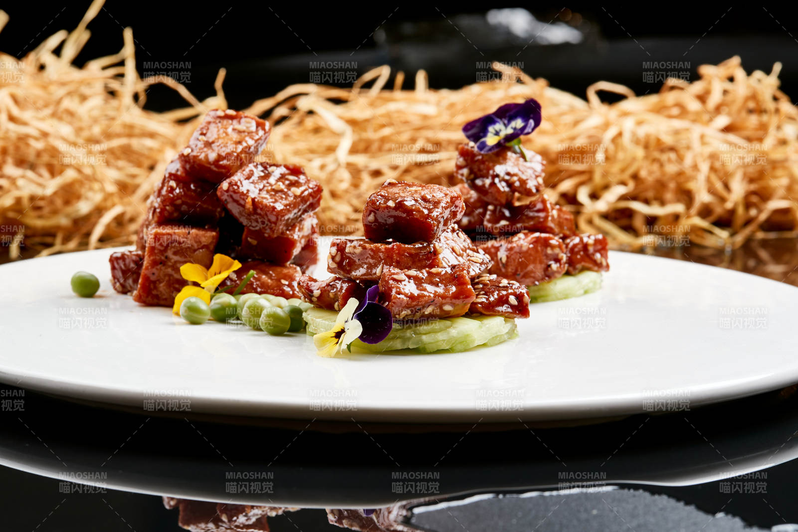 白色瓷盘装的酱腌杏鲍菇