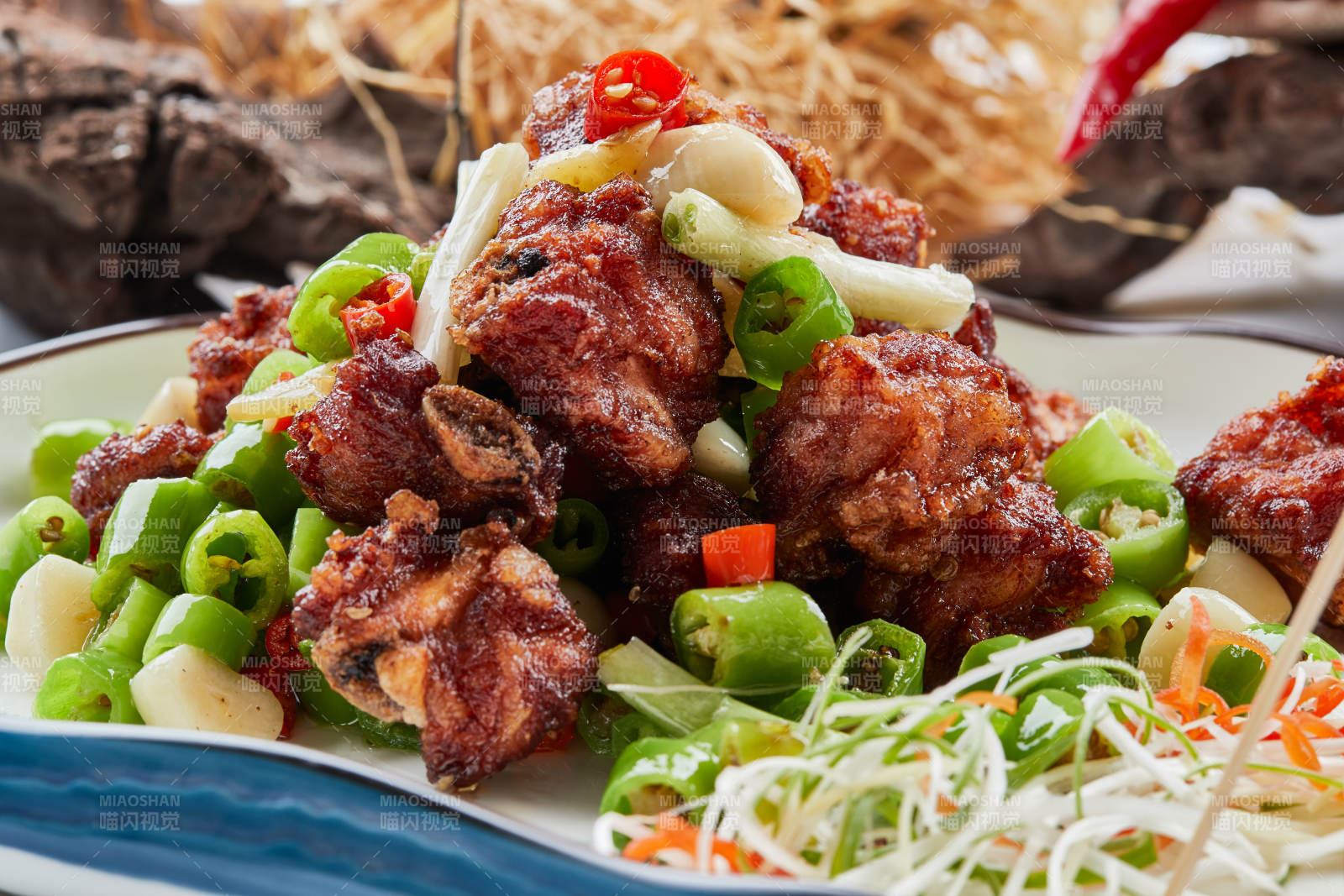 白色瓷盤裝的的蒜香米椒燒雞塊