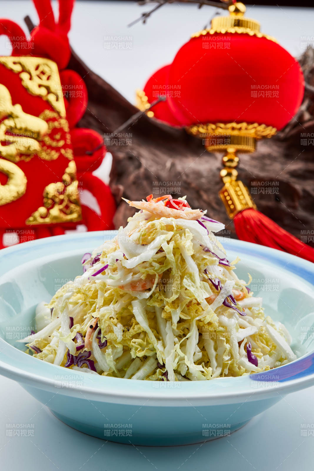 青色瓷餐具装的酸甜凉拌高丽菜