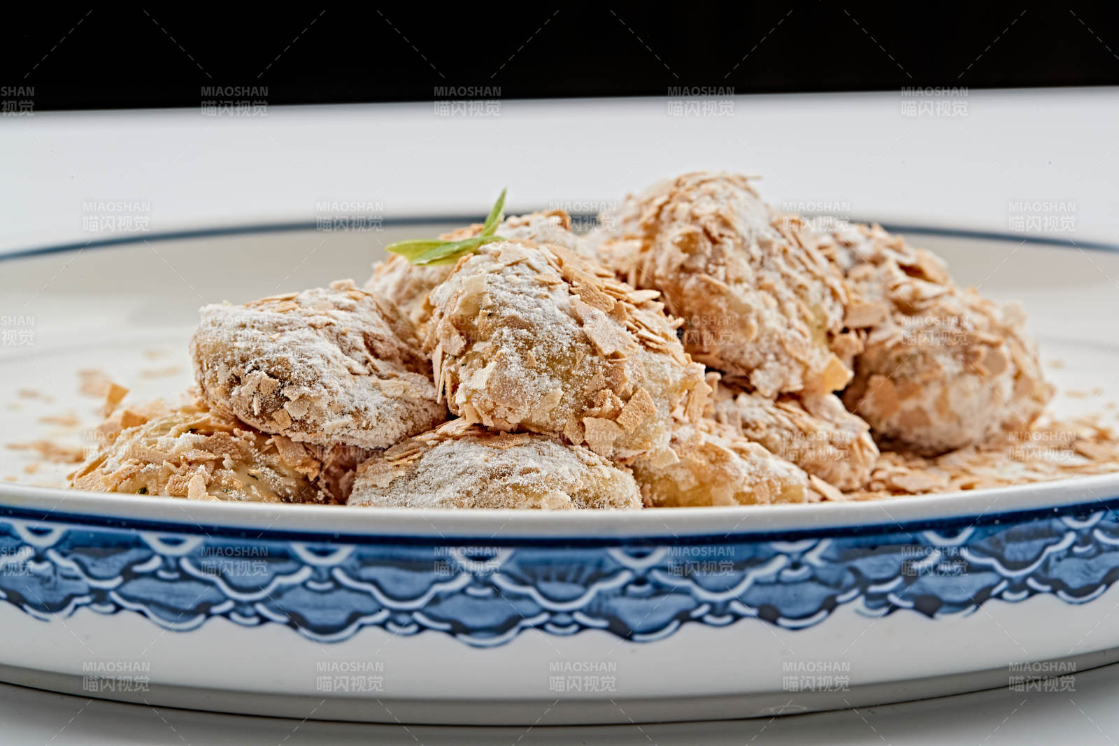 白色青花瓷盤裝的香甜麥片炸茄盒