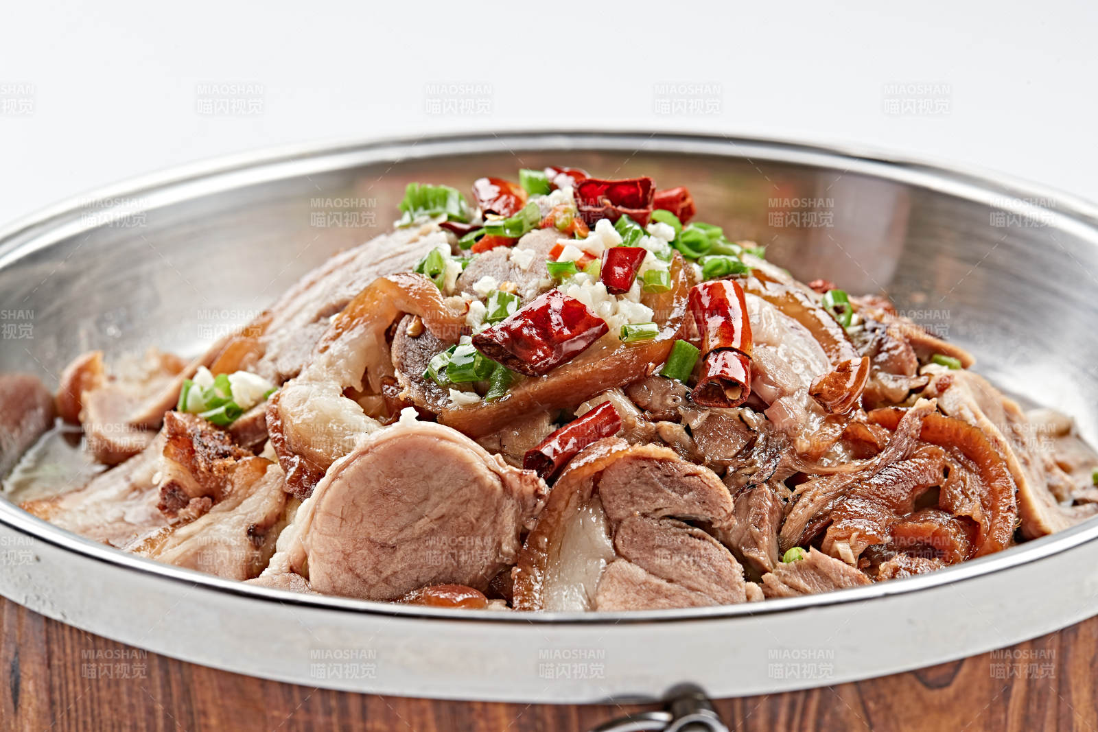 不锈钢餐具装的蒜香麻辣熏肘花