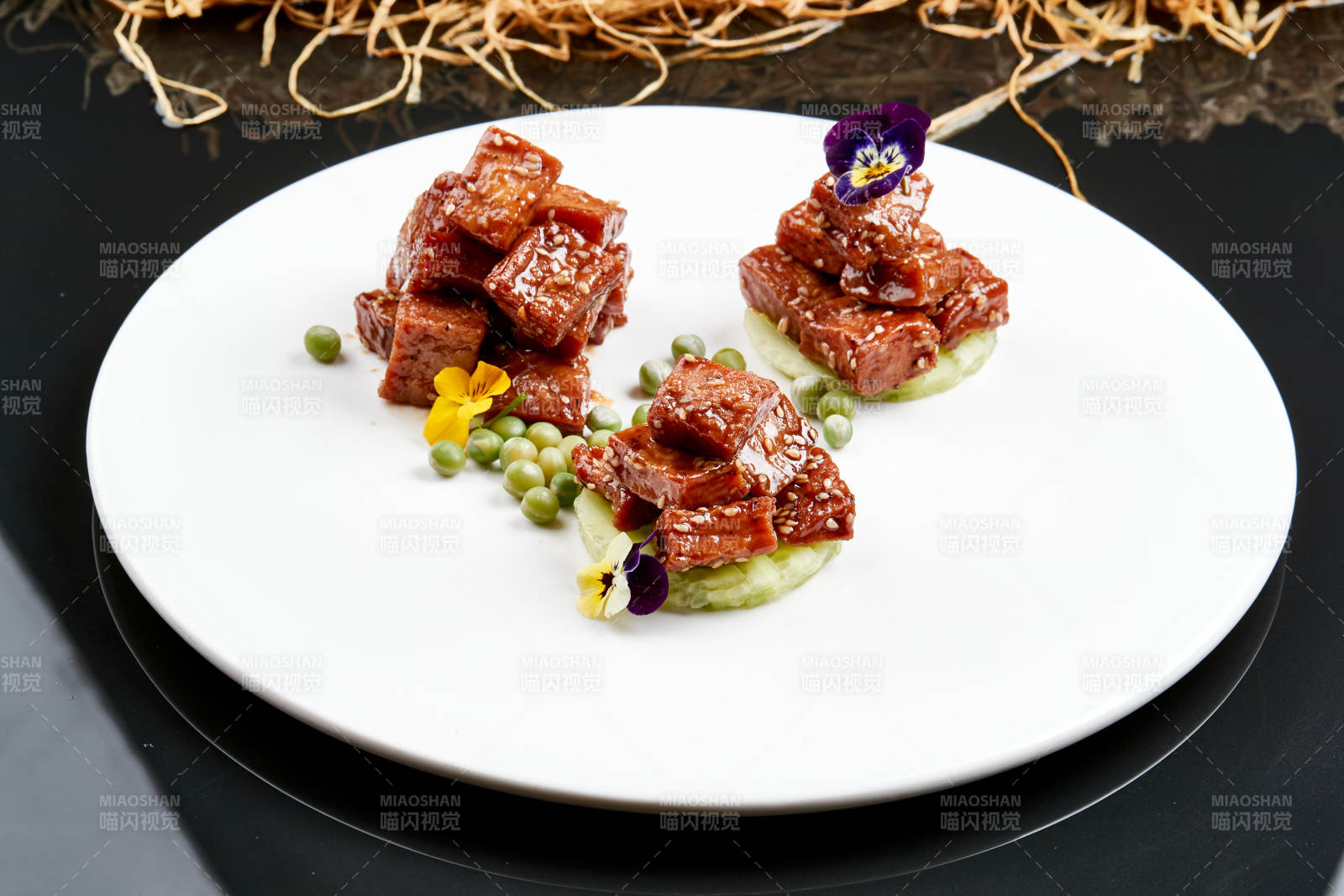 白色瓷盘装的酱腌杏鲍菇