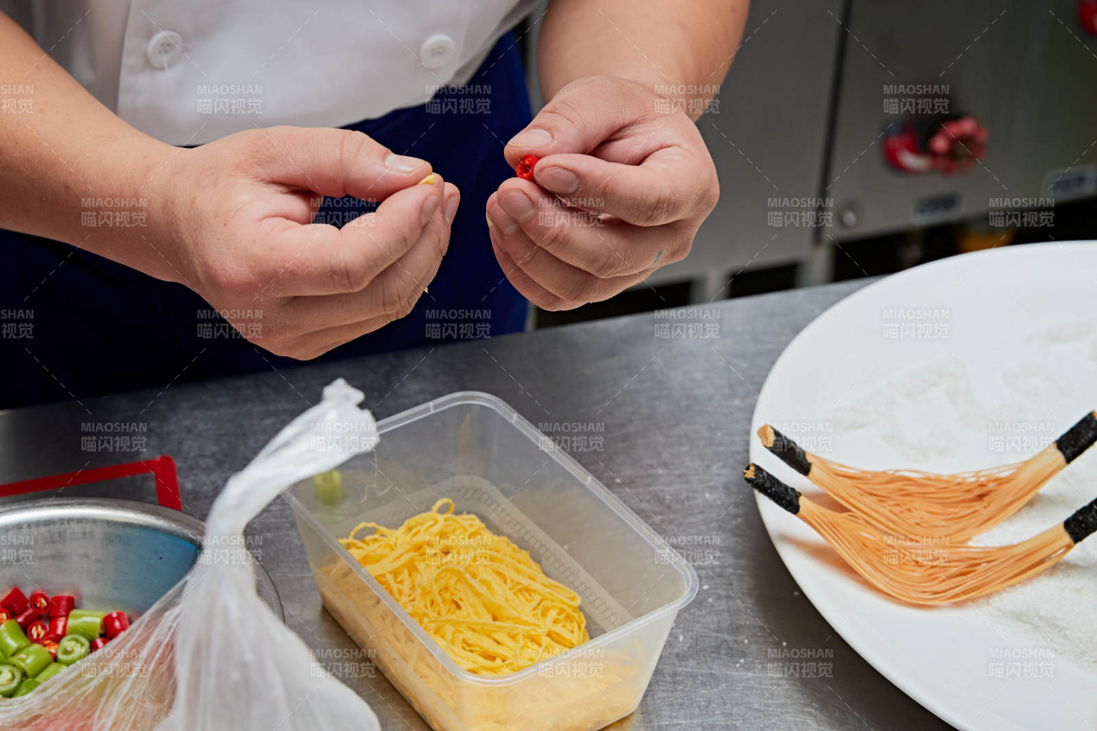 人與食物緊張忙碌的中餐廚房