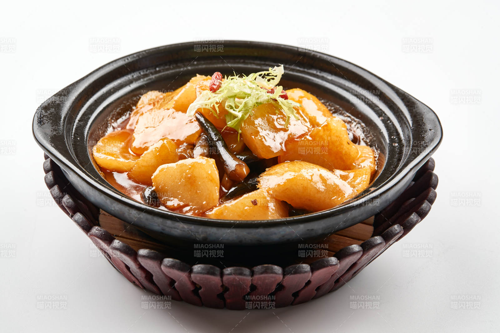 黑色砂鍋裝的雞樅土豆蘿卜砂鍋煲