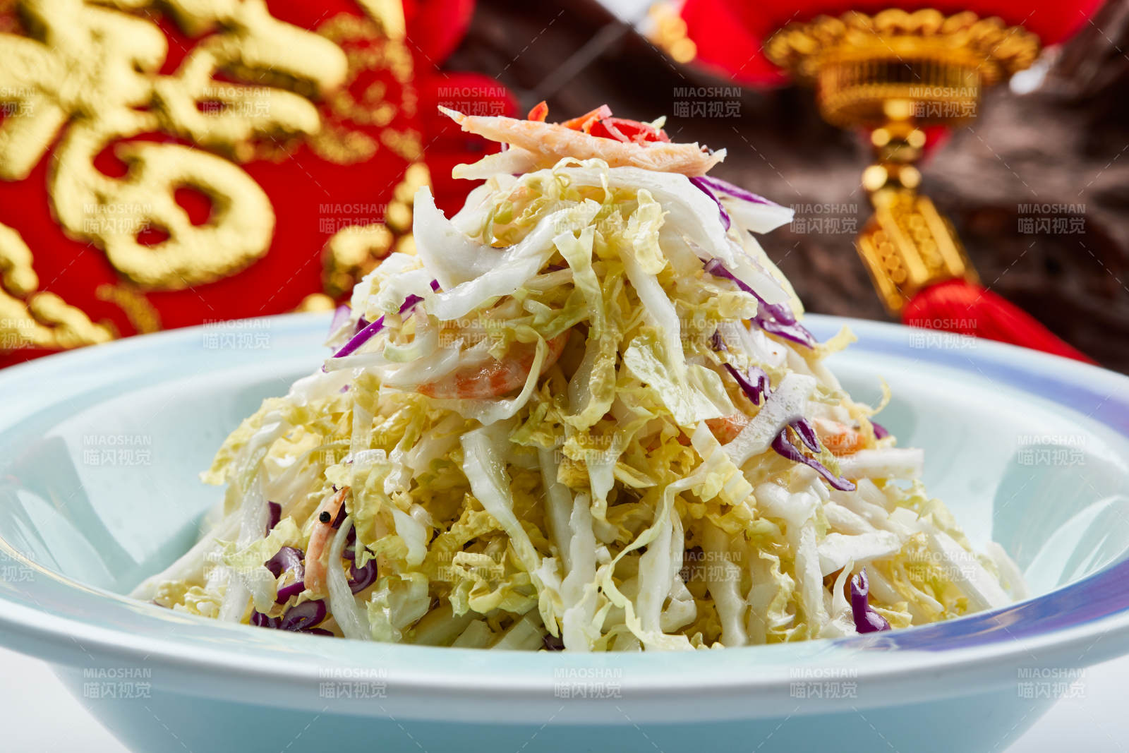 青色瓷餐具裝的酸甜涼拌高麗菜