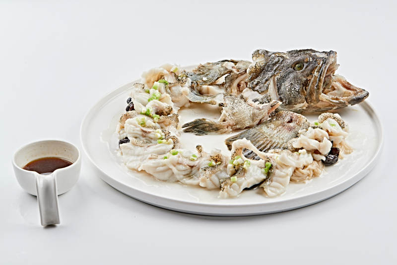白瓷瓷盘装的清蒸盘龙桂鱼