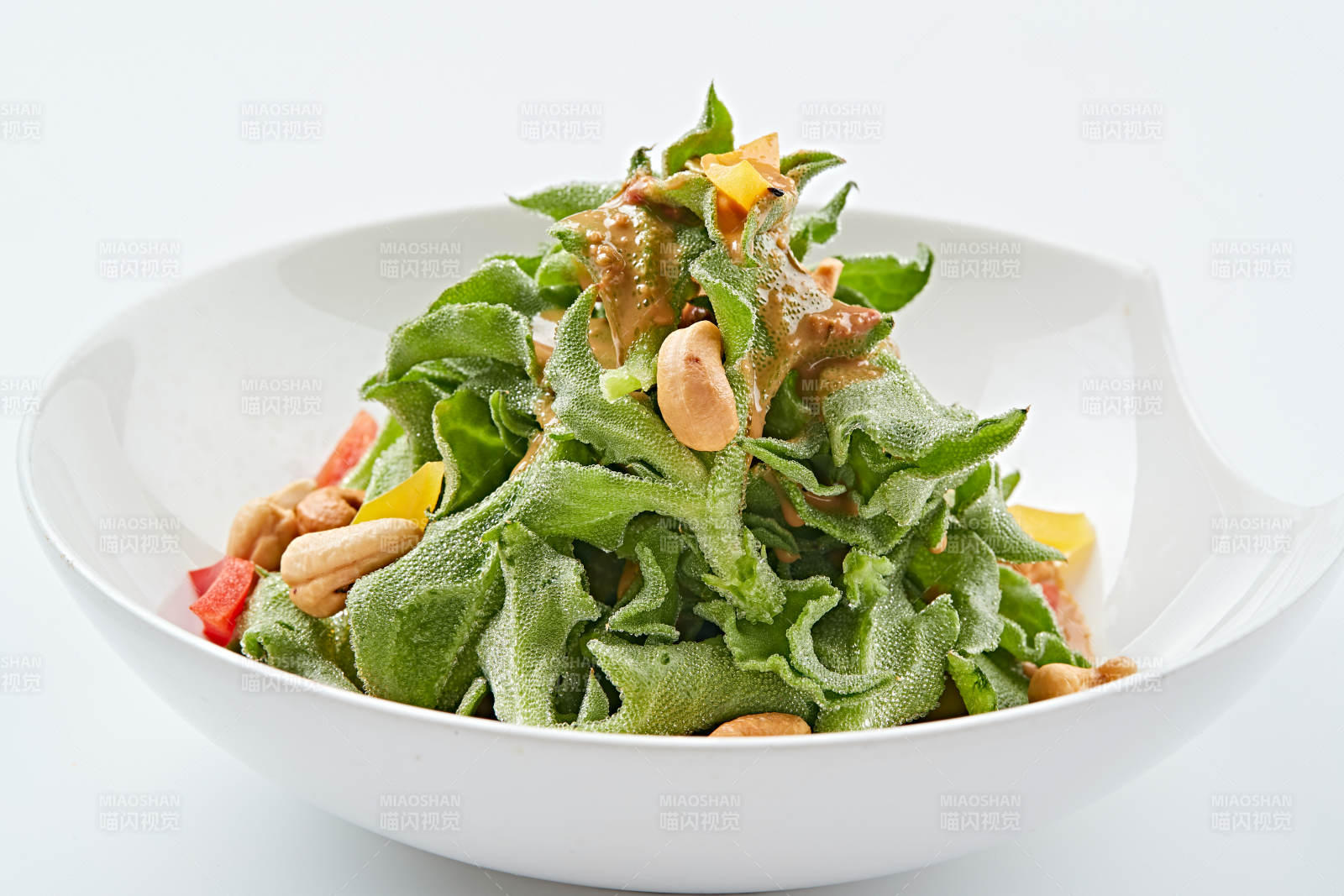 白色瓷盤裝的麻醬涼拌穿心蓮