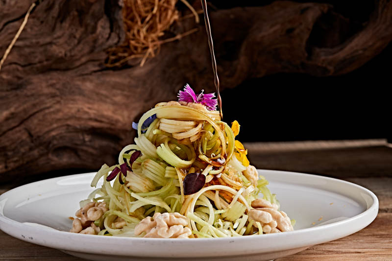 白色瓷盤裝的澆汁桃仁西芹絲