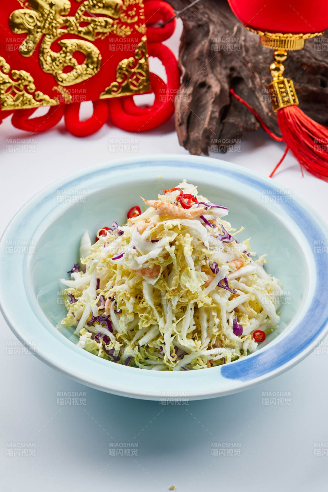 青色瓷餐具裝的酸甜涼拌高麗菜