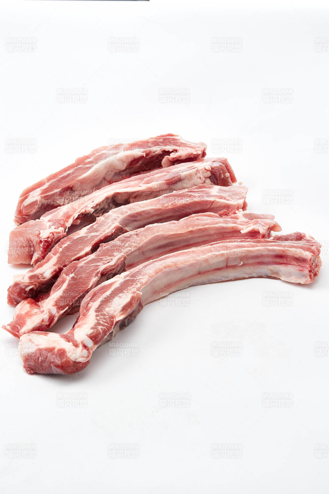 白色背景下的生鮮豬肋排