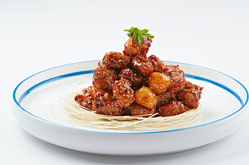 白色瓷盤裝的糖醋豬小排