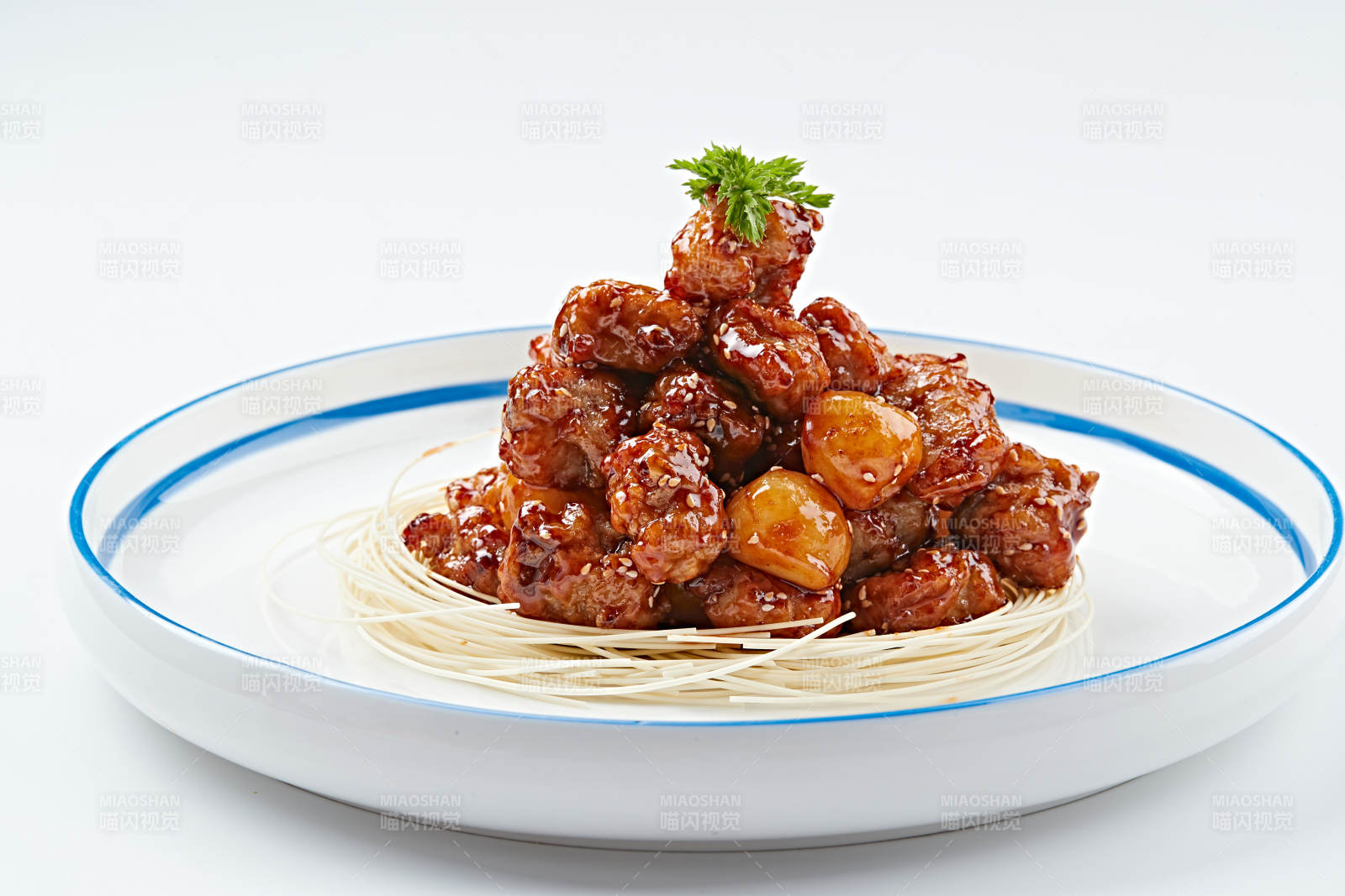 白色瓷盘装的糖醋猪小排