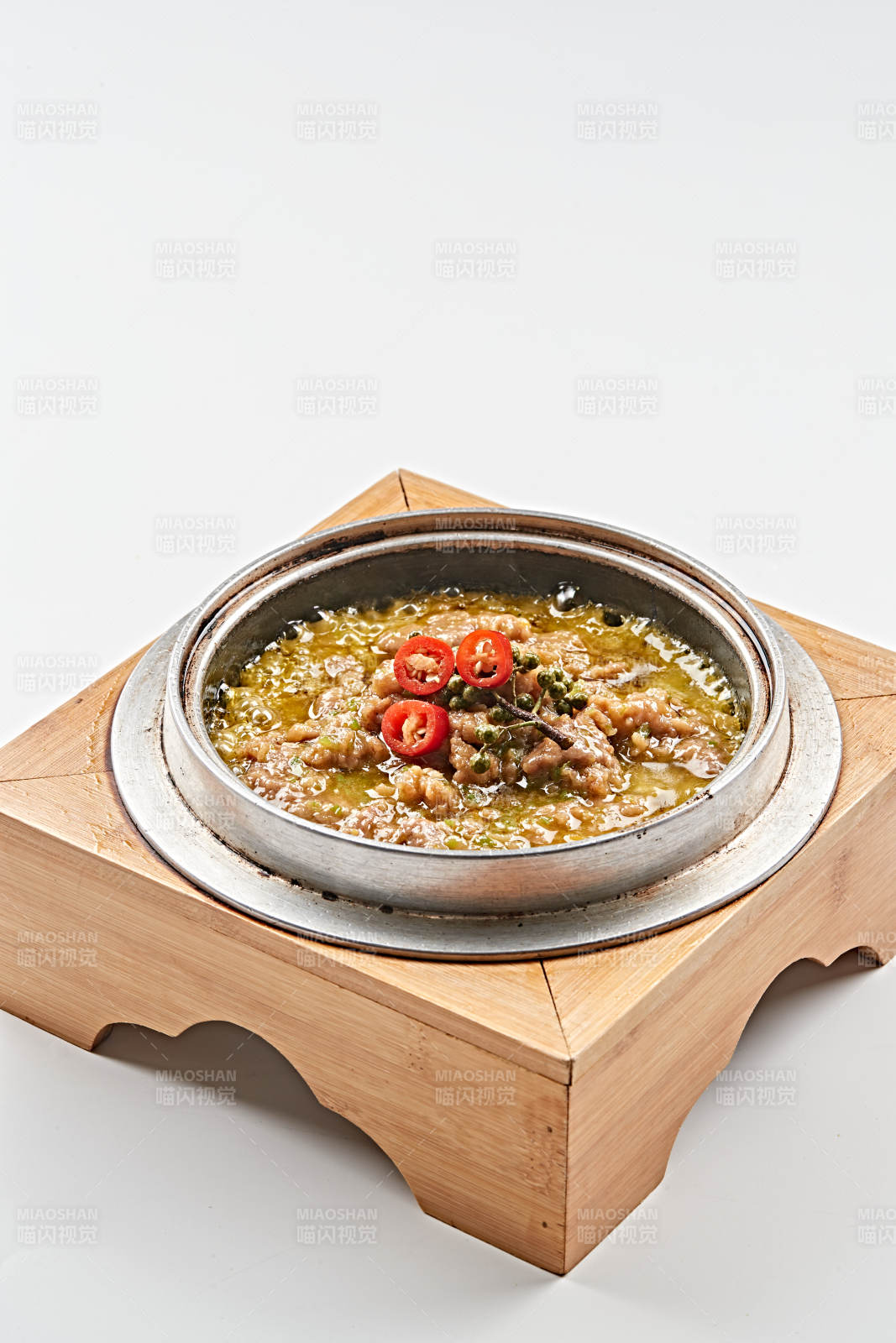 不锈钢餐具装的椒麻沸腾牛肉