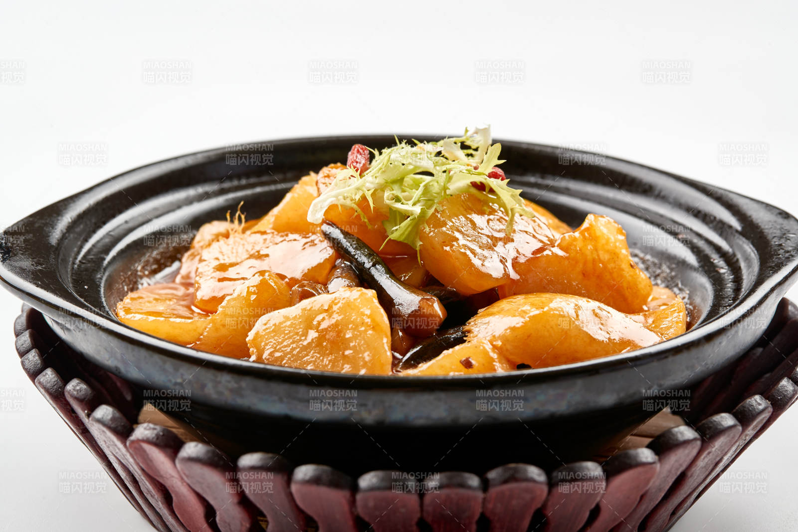 黑色砂鍋裝的雞樅土豆蘿卜砂鍋煲