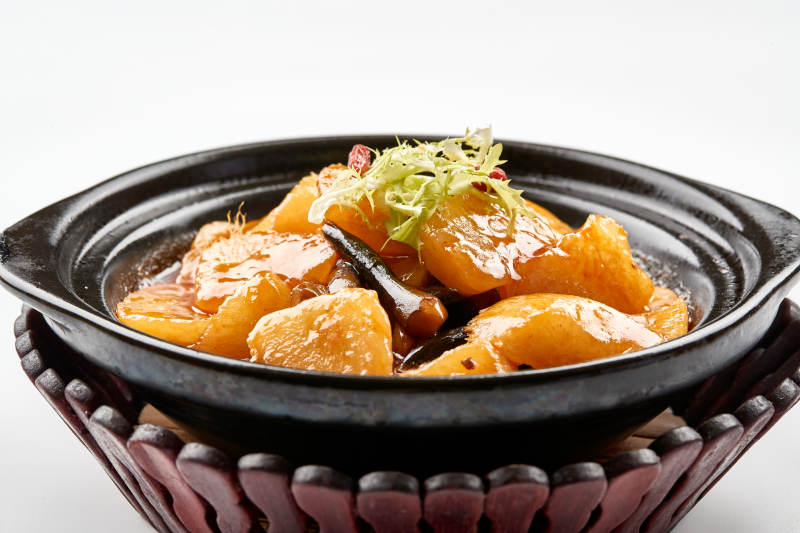 黑色砂锅装的鸡枞土豆萝卜砂锅煲