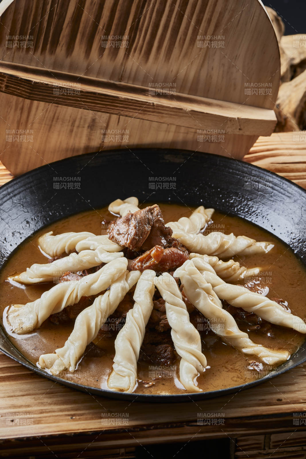 精美餐具装的铁锅炖柴鸡块配面花卷棍儿