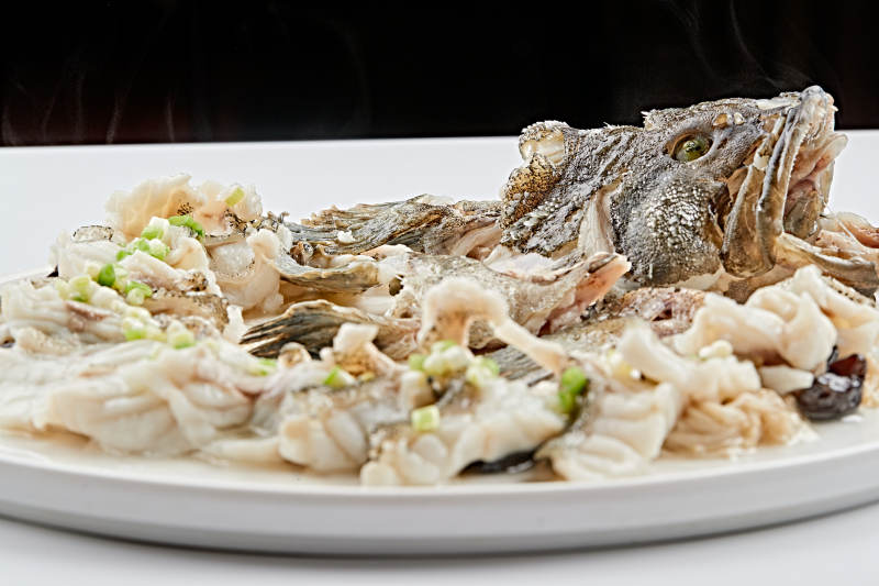 白瓷瓷盘装的清蒸盘龙桂鱼