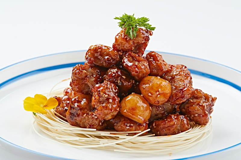 白色瓷盤裝的糖醋豬小排