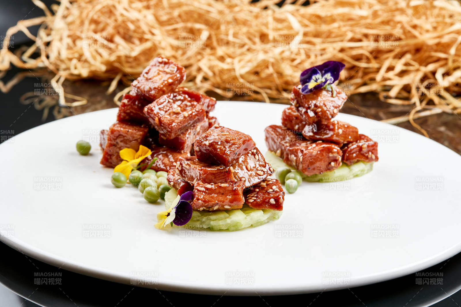 白色瓷盘装的酱腌杏鲍菇