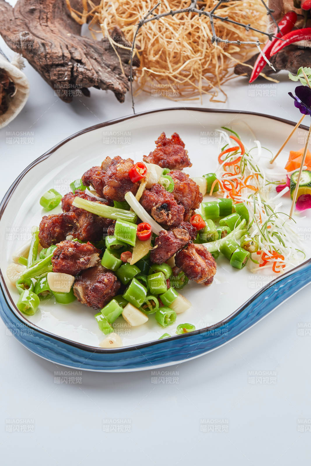 白色瓷盤(pán)裝的的蒜香米椒燒雞塊