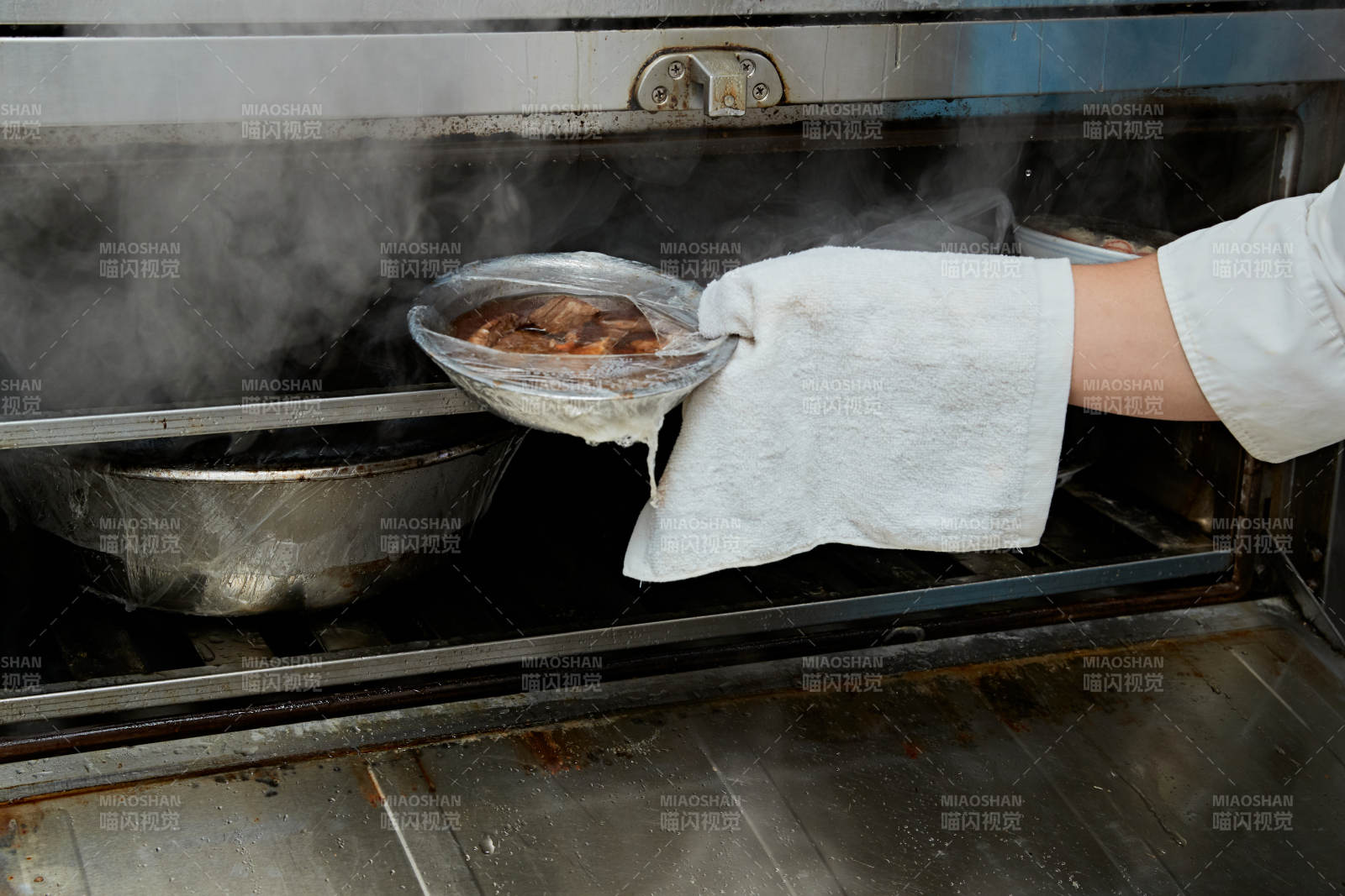 人與食物緊張忙碌的中餐廚房