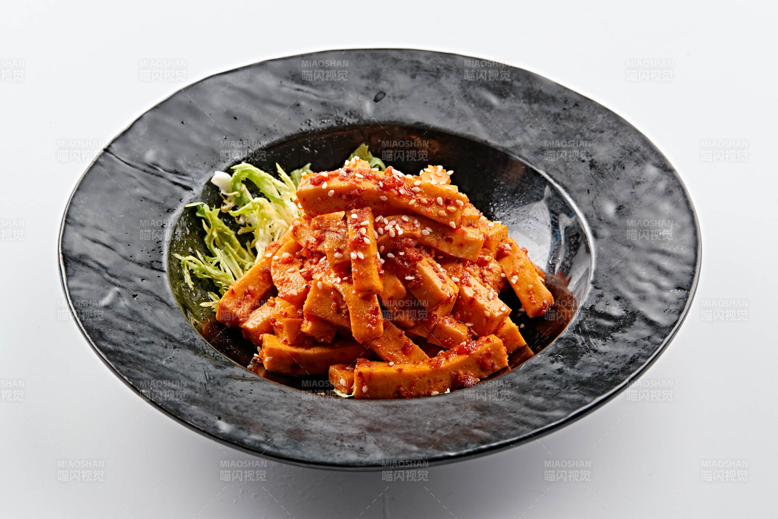 黑色餐具裝的秘制甜辣杏鮑菇