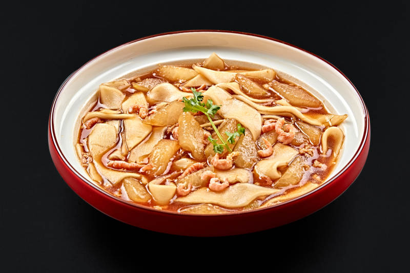 紅釉色瓷盤裝的海米冬瓜燉寬粉