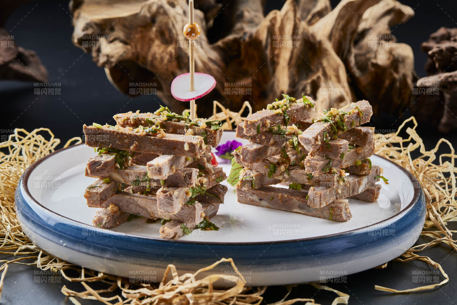 白色圆瓷盘装的蒜香小驴肉