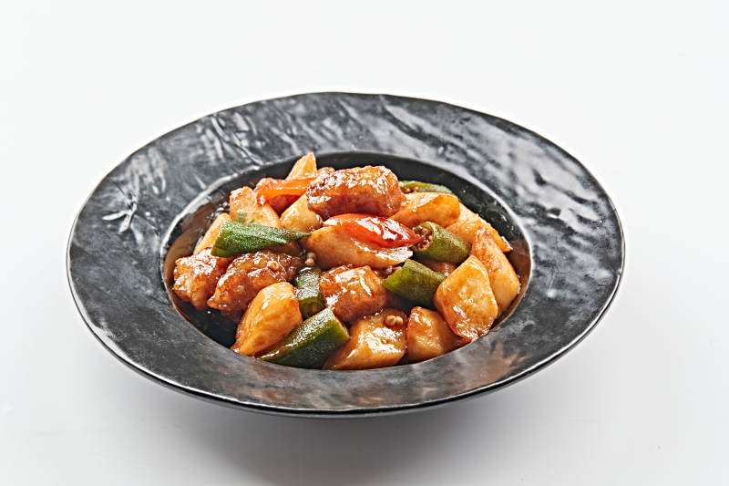 黑石盘装的土豆秋葵溜肉段