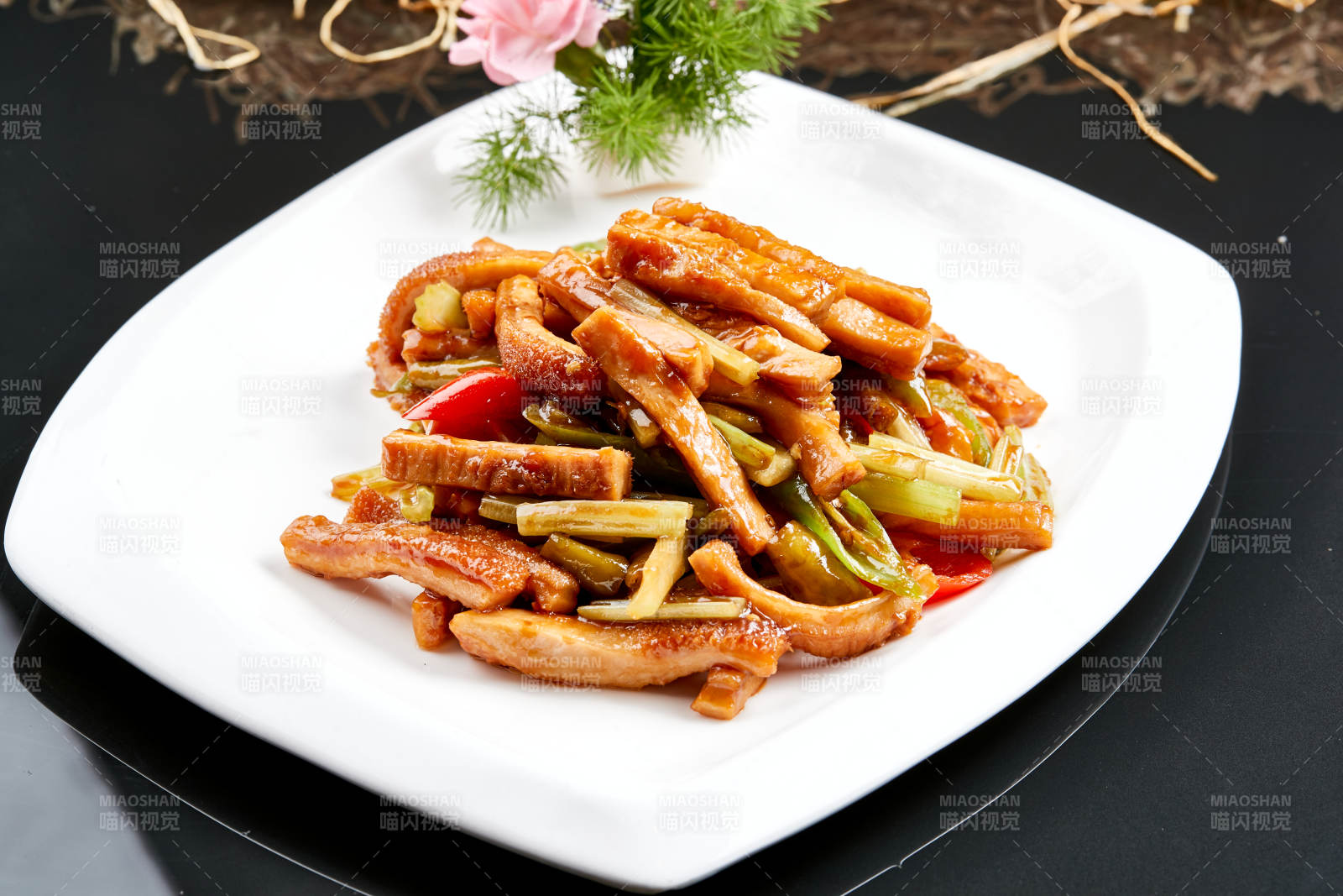 白色瓷盤裝的香辣西芹豬肚絲